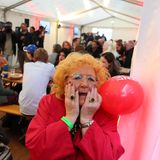 Berlin: Gäste der Wahlparty der SPD reagieren entsetzt auf die Veröffentlichung der ersten Prognosen zum Ausgang der Bundestagswahl 2017. Der aktuellen Hochrechnung zufolge kommt die SPD auf 20,9 Prozent der Stimmen.