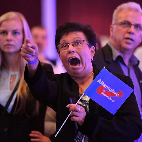 Eine jubelnde AfD-Anhängerin
