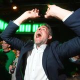 Freude dagegen bei den Grünen: Der Bundestagsabgeordnete Dieter Janecek (Bündnis 90/Die Grünen) freut sich über die erste Hochrechnung des Wahlergebnisses. Die Grünen stehen derzeit bei 9,4 Prozent der Wählerstimmen.