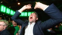 Freude dagegen bei den Grünen: Der Bundestagsabgeordnete Dieter Janecek (Bündnis 90/Die Grünen) freut sich über die erste Hochrechnung des Wahlergebnisses. Die Grünen stehen derzeit bei 9,4 Prozent der Wählerstimmen.
