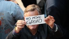 Blick in die Zukunft?  Ein Gast der Wahlparty der SPD hat die Worte "No more Groko" auf einen Zettel geschrieben - keine Große Koalition mehr