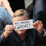 Blick in die Zukunft?  Ein Gast der Wahlparty der SPD hat die Worte "No more Groko" auf einen Zettel geschrieben - keine Große Koalition mehr