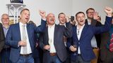 Jubel bei der AfD:  Kandidat Leif-Erik Holm (2.v.l.) freut sich über das Wahlergebnis. Die Partei zieht als drittstärkste Kraft in den Bundestag ein - mit 13,2 Prozent.