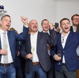 Jubel bei der AfD:  Kandidat Leif-Erik Holm (2.v.l.) freut sich über das Wahlergebnis. Die Partei zieht als drittstärkste Kraft in den Bundestag ein - mit 13,2 Prozent.