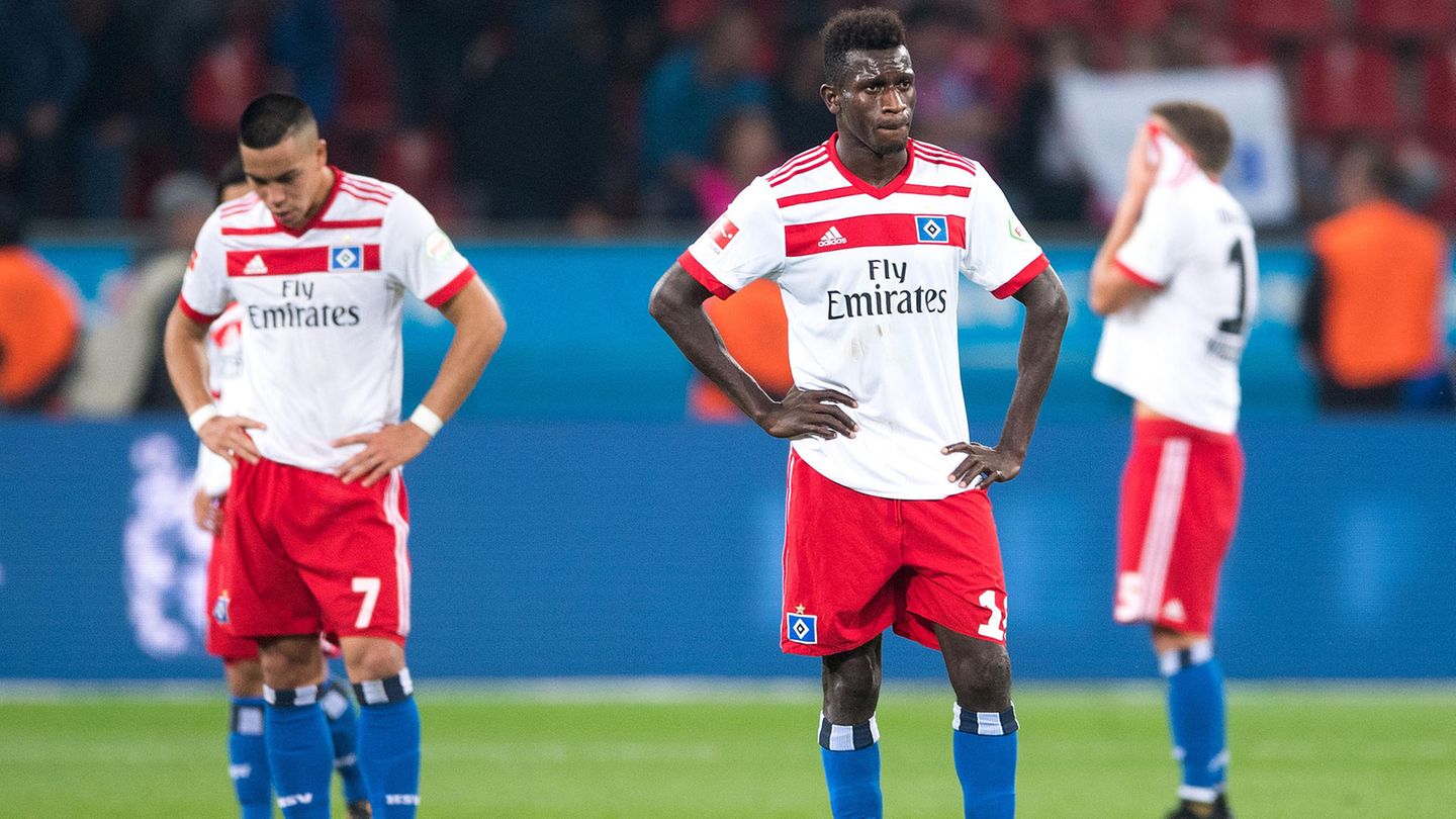 Bundesliga: Bobby Wood (l.) und Bakery Jatta stehen nach der Partie auf dem Rasen