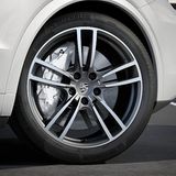 Die PSCB-Bremse erkennt man an der glänzenden Bremsscheibe und den weißen Bremssätteln