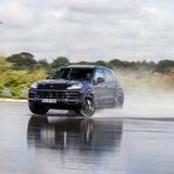 Auch bei Nässe bleibt der Cayenne souverän