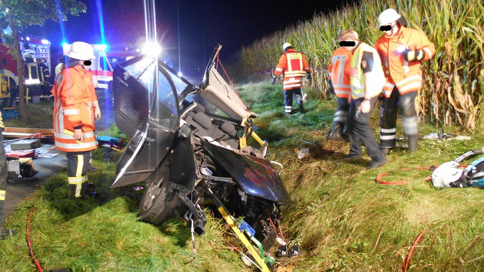Nachrichten Deutschland Bothel Nachrichten aus Deutschland: Feuerwehrleute am Unfallort