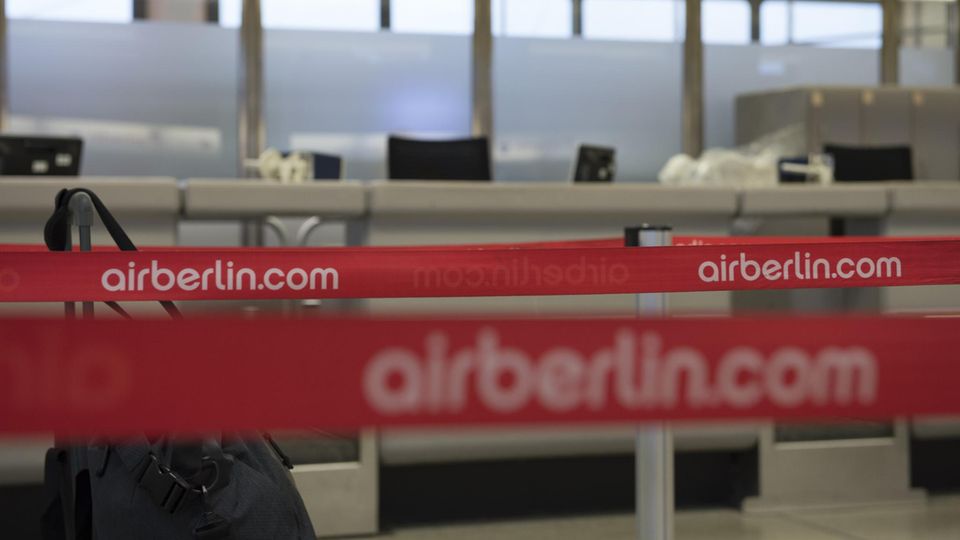 "Air Berlin" steht auf Absperrbändern am Flughafen Tegel