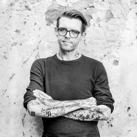 Nicholas Müller, ehemaliger Sänger der Band Jupiter Jones, steht vor einer Wand in Hamburg