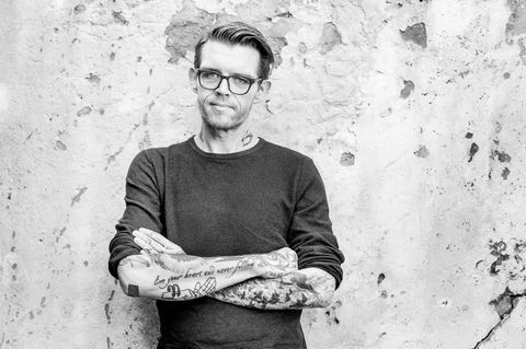 Nicholas Müller, ehemaliger Sänger der Band Jupiter Jones, steht vor einer Wand in Hamburg