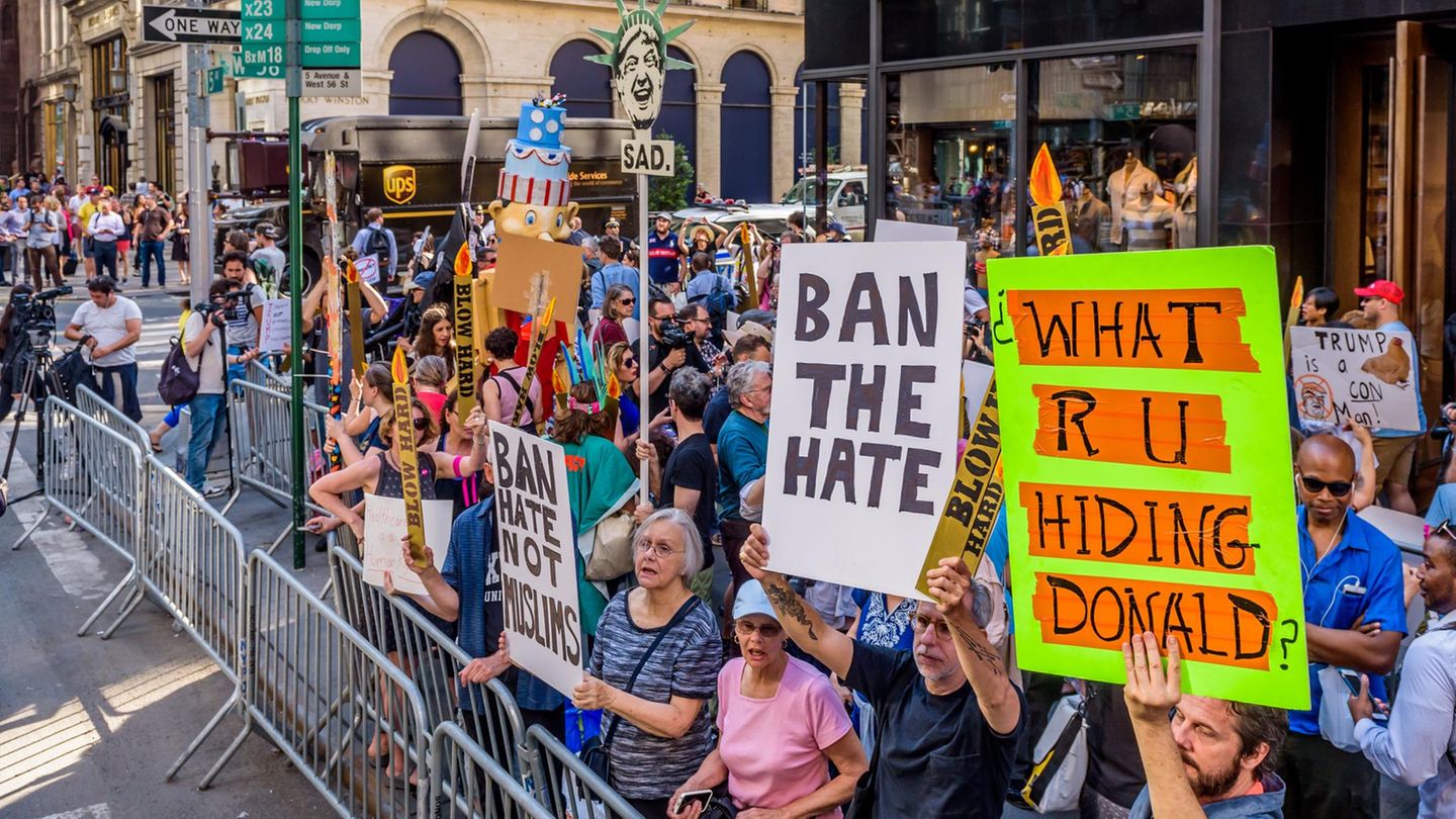 Menschen protestieren an Trumps Geburtstag gegen den Einreisebann der USA in NYC