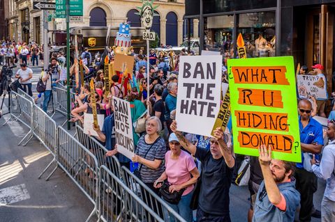 Menschen protestieren an Trumps Geburtstag gegen den Einreisebann der USA in NYC
