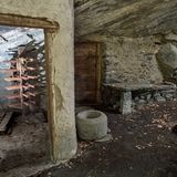 Ausbau unter der Felsplatte: Stallungen, Wohnraum und Küche mit Feuerstelle, alles fand im Inneren eines Splüi Unterschlupf.
