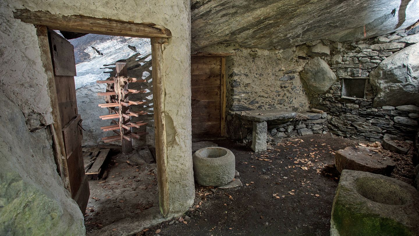 Hohlenarchitektur Im Tessin Leben Unter Der Felsplatte Spektakulares Appartement In Den Alpen Stern De