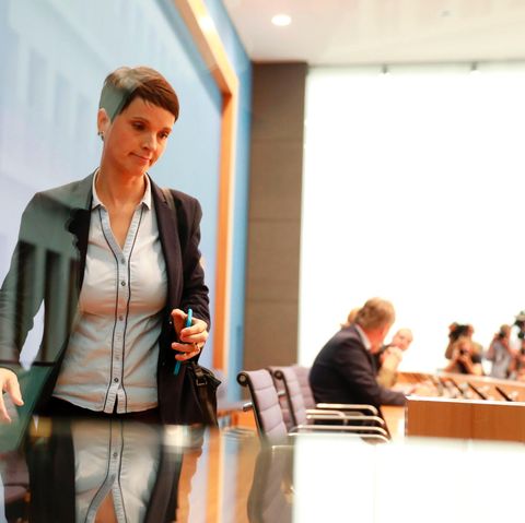 Frauke Petry verlässt eine Pressekonferenz mit den AfD-Spitzenkandidaten Alice Weidel und Alexander Gauland