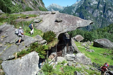 Unter einer riesigen Granitplatte im Tessiner Bavonatal entstand die natürliche Felswohnung mit Stallungen, eine sogenannte Splüi.