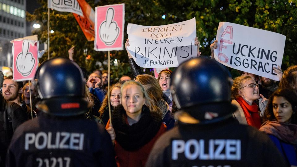 Rund 1000 Menschen versammelten sich auf dem Berliner Alexanderplatz um gegen die Politik der AfD zu protestieren Rund 1000 Menschen versammelten sich auf dem Berliner Alexanderplatz um gegen die Politik der AfD zu protestieren