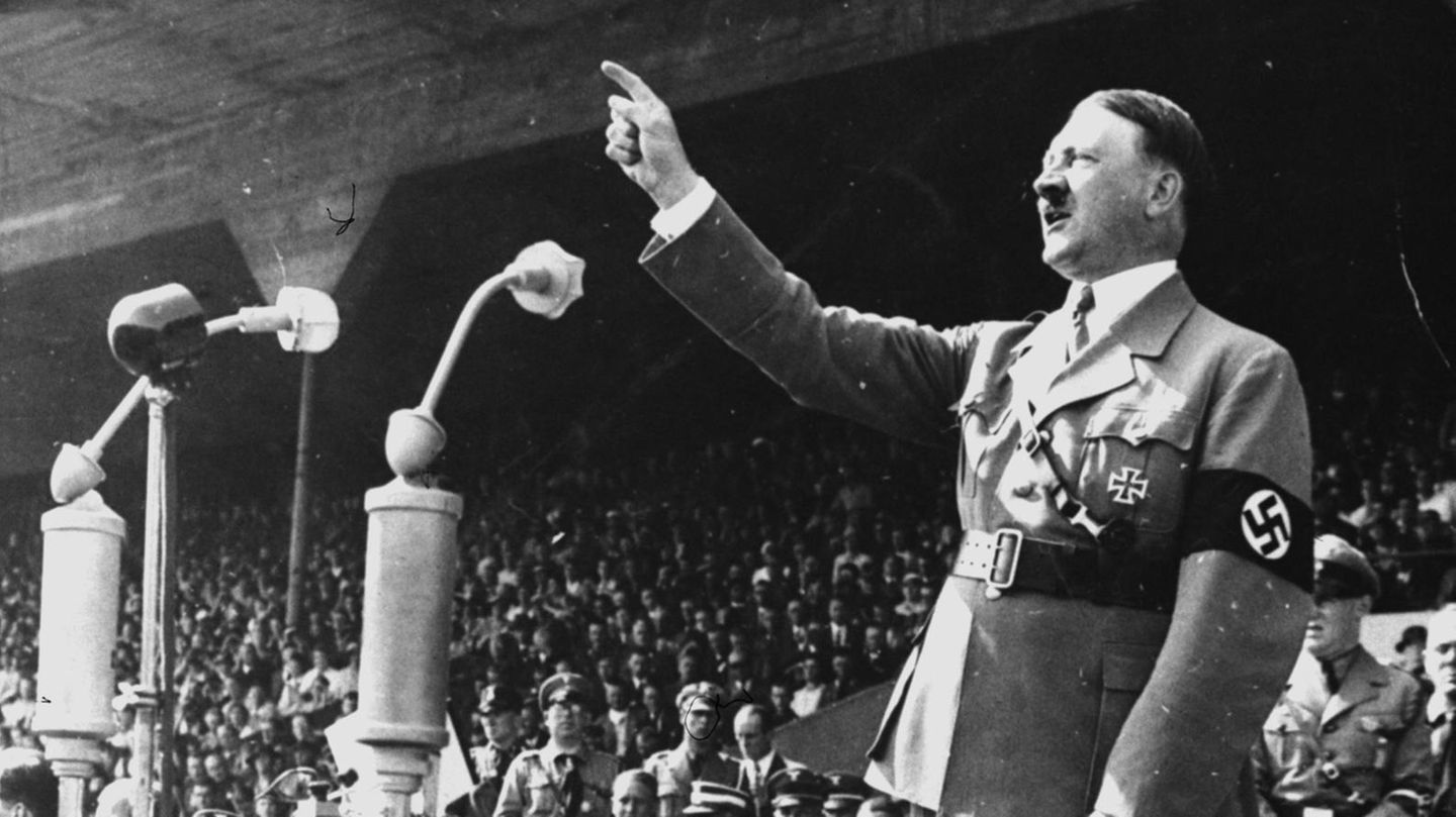 Hitler bei einer Rede 1937