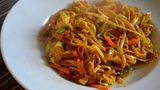 Die fertigen Asia-Nudeln schmecken prima: Die Pasta ist (überraschenderweise) nicht verkocht, das Gemüse ist knackig, die Hähnchenbrust zart. Die Curry-Note ist fein. Die Portion hat eine gute Größe - gerade wenn man vom Training kommt.