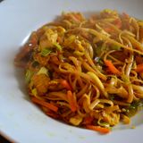 Die fertigen Asia-Nudeln schmecken prima: Die Pasta ist (überraschenderweise) nicht verkocht, das Gemüse ist knackig, die Hähnchenbrust zart. Die Curry-Note ist fein. Die Portion hat eine gute Größe - gerade wenn man vom Training kommt.