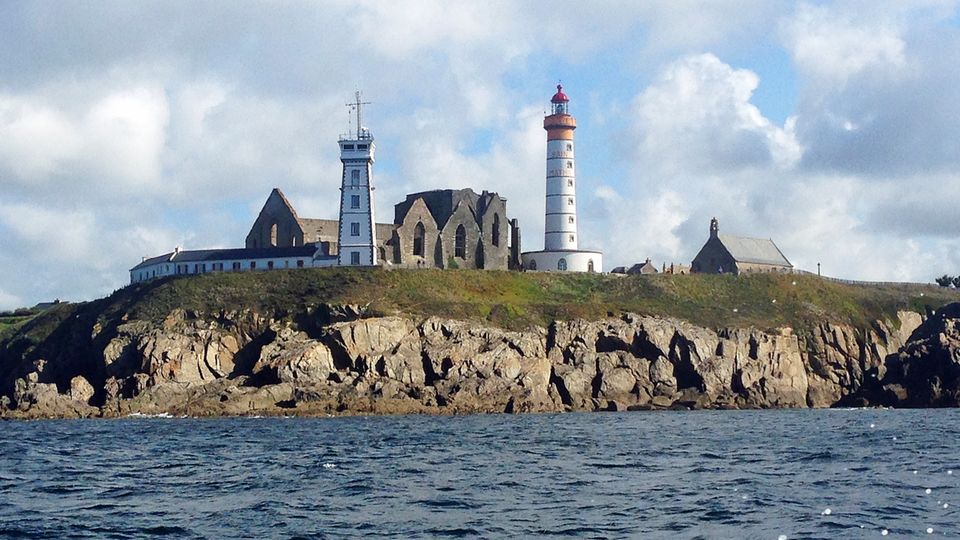 Meerespark Iroise: Ganz im Westen der Bretagne steht der Leuchtturm Saint-Mathieu vor den Ruinen einer verfallenen Abtei. Ganz im Westen der Bretagne steht der Leuchtturm Saint-Mathieu vor den Ruinen einer verfallenen Abtei.
