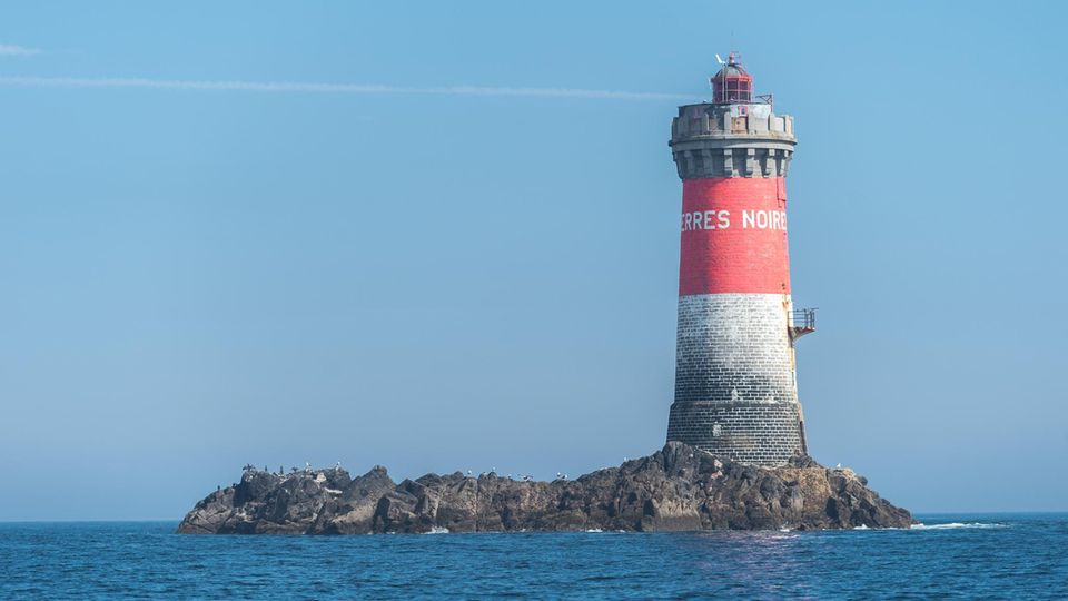 Meerespark Iroise: "Höllen" nennen die Franzosen solche Leuchttürme mitten auf hoher See, wie hier den Phare de Pierres Noires. "Höllen" nennen die Franzosen solche Leuchttürme mitten auf hoher See, wie hier den Phare de Pierres Noires.