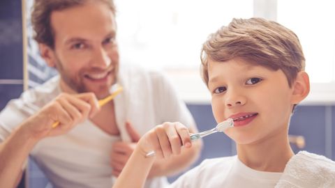 Vater und Sohn beim Zähneputzen