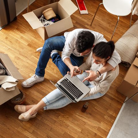 Pärchen in neuer Wohnung