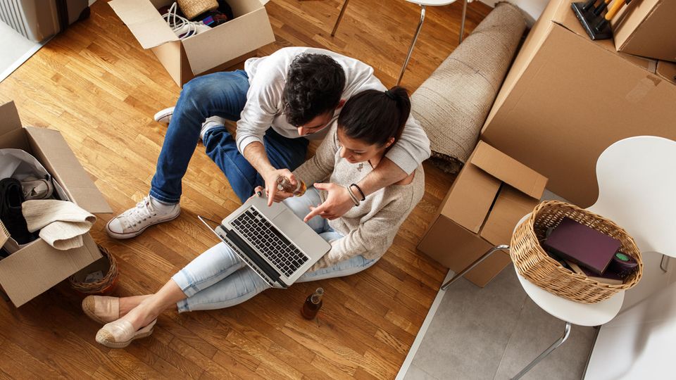 Pärchen in neuer Wohnung