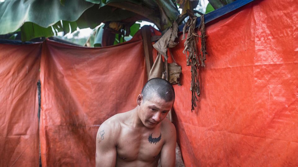 Zau Ring Aung, 23, in einer notdürftigen Dusche im Camp