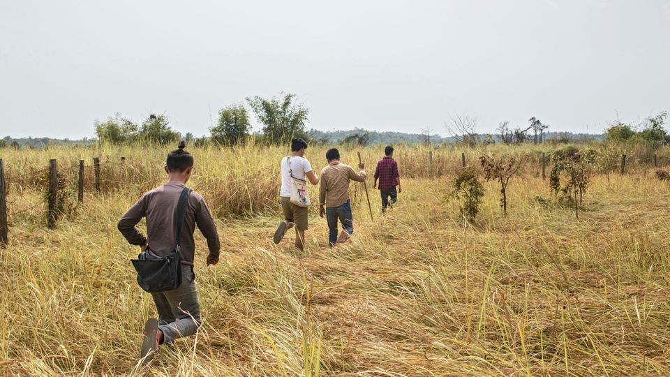 Auf Menschenjagd: Die Jungs, die als Freiwillige für die Kirche arbeiten, durchsuchen das Umland von Myitkyina nach Drogensüchtigen und Dealern. Die Jungs, die als Freiwillige für die Kirche arbeiten, durchsuchen das Umland von Myitkyina nach Drogensüchtigen und Dealern