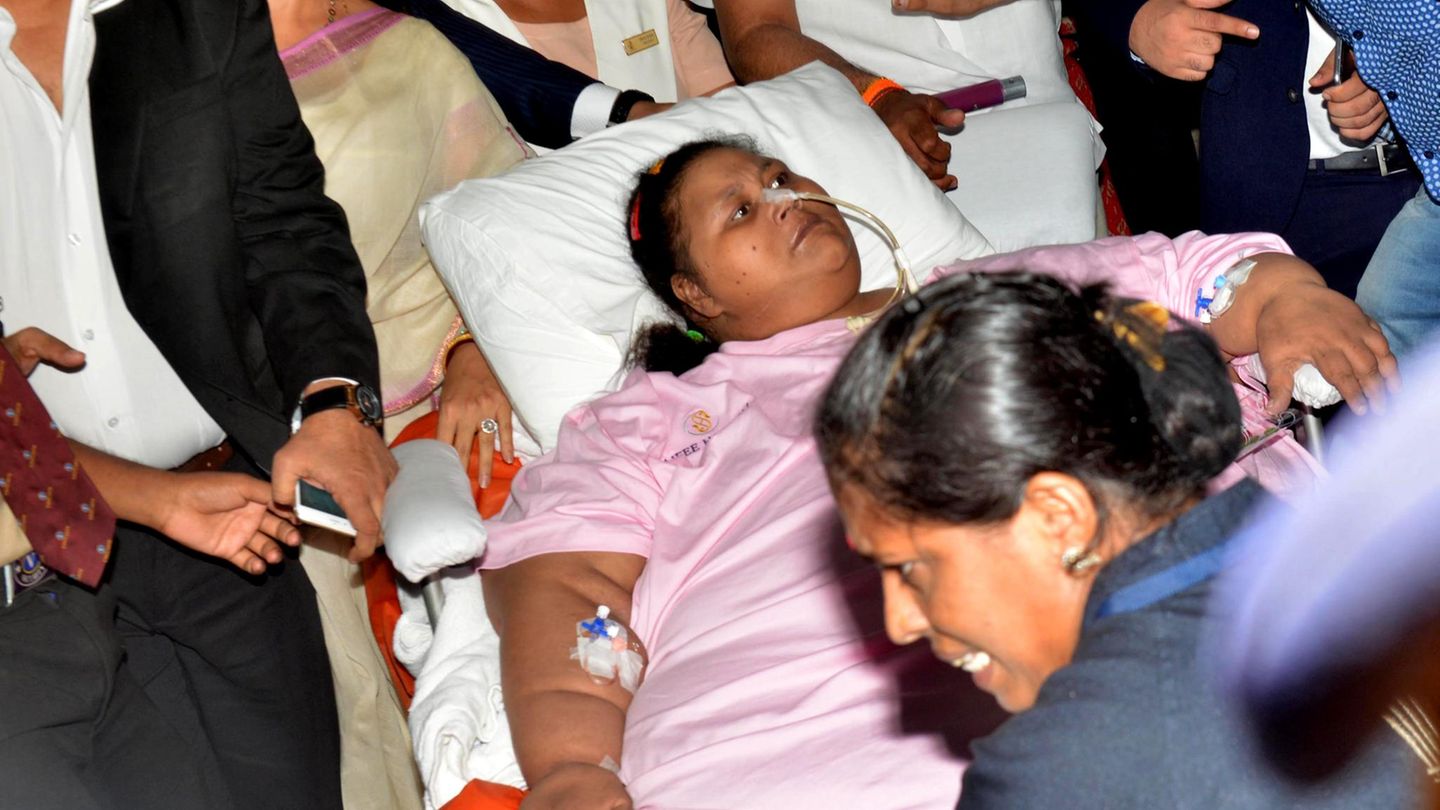 Die Frau bei ihrem Transport von Ägypten nach Mumbai in die Spzeialklinik