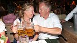 Johannes B. Kerner feiert mit seiner Schwester Julia auf dem Oktoberfest