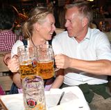 Johannes B. Kerner feiert mit seiner Schwester Julia auf dem Oktoberfest