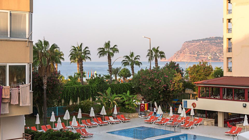 Deutsch-türkische Freundschaft vor leeren Liegen: der Pool eines Hotels in der Touristenhochburg Alanya