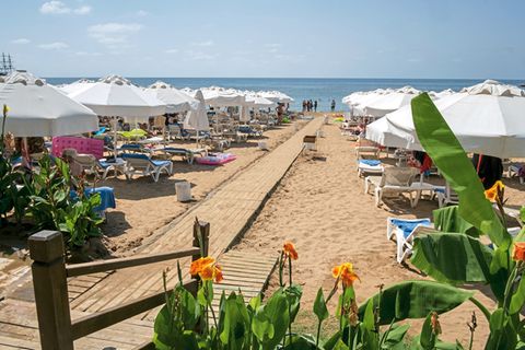 Türkisfarbenes Meer, gelber Sand, wenig Urlauber: der Strand bei Side