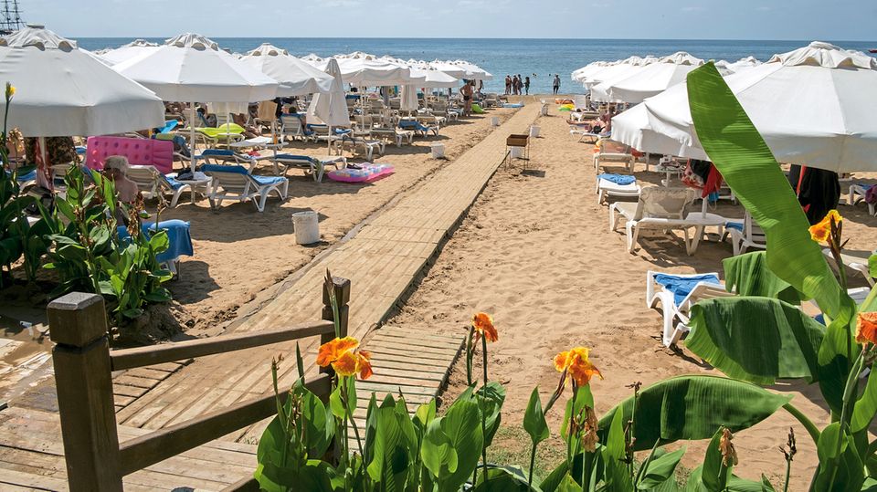 Tourismus in Krisenzeiten: Türkisfarbenes Meer, gelber Sand, wenig Urlauber: der Strand bei Side Türkisfarbenes Meer, gelber Sand, wenig Urlauber: der Strand bei Side
