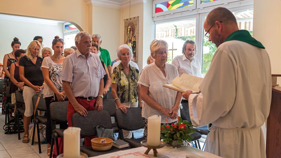 Tourismus in Krisenzeiten: Pfarrer Ludger Paskert steht der deutschen katholischen Gemeinde in Antalya vor Pfarrer Ludger Paskert steht der deutschen katholischen Gemeinde in Antalya vor