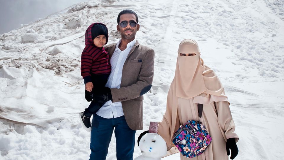 Mit Schleier und Schneemann: eine Familie aus Saudi-Arabien im Sommerurlaub am 3203 Meter hohen Kitzsteinhorn