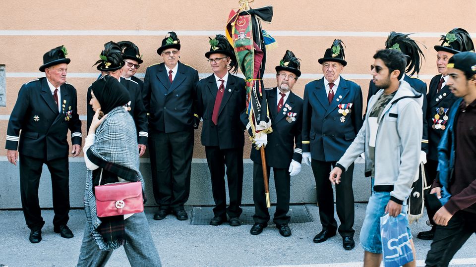 Zell am See: Alte und neue Zeiten: Veteranen des Kameradschaftsbundes Zell am See stellen sich für ein Porträt in ihrer Heimatstadt auf Alte und neue Zeiten: Veteranen des Kameradschaftsbundes Zell am See stellen sich für ein Porträt in ihrer Heimatstadt auf