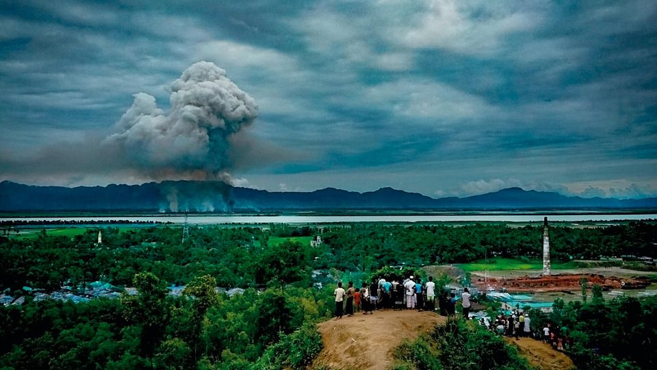 Muslimische Minderheit in Myanmar: Mehrere Hundert Meter hoch steigen die Rauchsäulen der brennenden Rohingya-Dörfer auf Myanmars Seite der Grenze – die Flüchtlinge müssen aus der Ferne zusehen, wie ihre Heimat zerstört wird Mehrere Hundert Meter hoch steigen die Rauchsäulen der brennenden Rohingya-Dörfer auf Myanmars Seite der Grenze – die Flüchtlinge müssen aus der Ferne zusehen, wie ihre Heimat zerstört wird