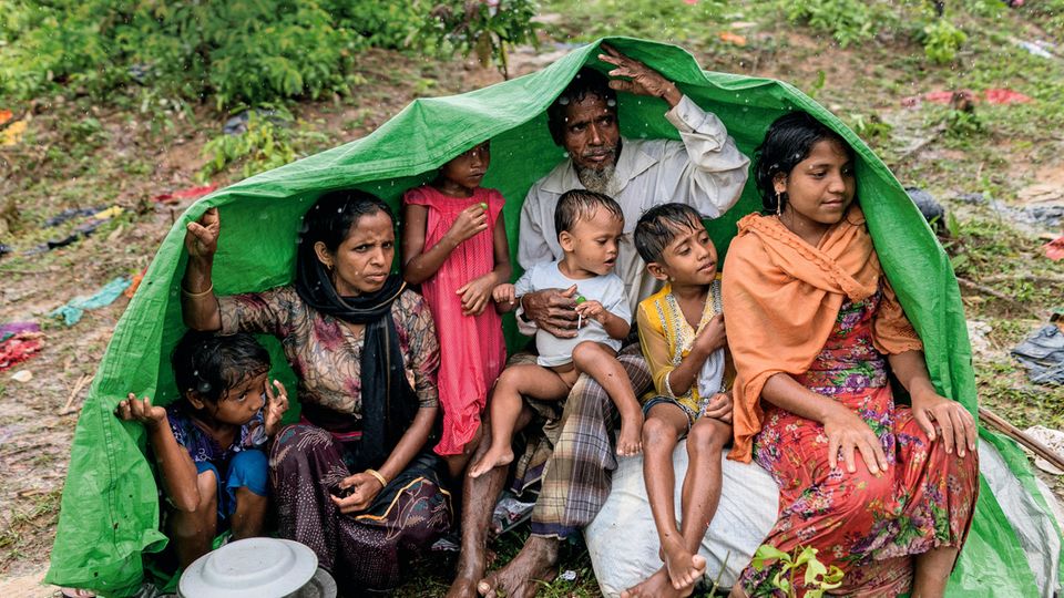 Muslimische Minderheit in Myanmar: Eine Plane gegen den Monsun: Der einsetzende Regen verwandelt die Flüchtlingslager in sumpfige Felder Eine Plane gegen den Monsun: Der einsetzende Regen verwandelt die Flüchtlingslager in sumpfige Felder