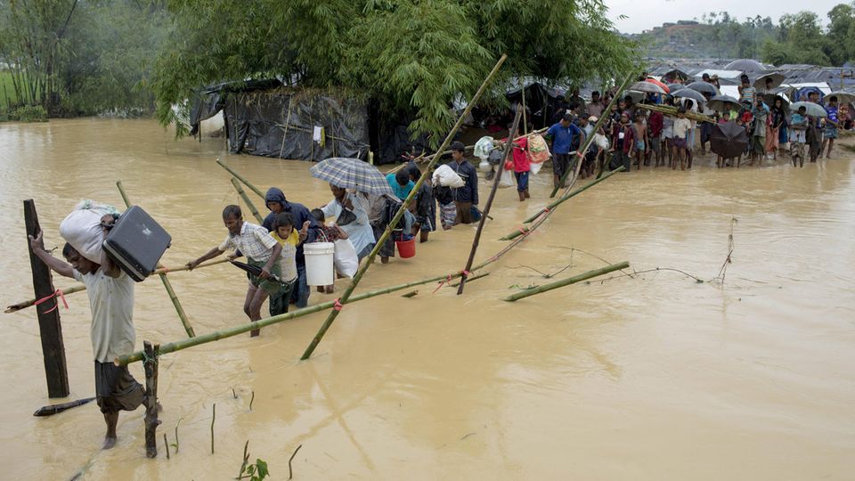 Muslimische Minderheit in Myanmar: Eine Schlange, kein Ende: Entlang einer Holzkonstruktion überqueren Flüchtlinge den Fluss Eine Schlange, kein Ende: Entlang einer Holzkonstruktion überqueren Flüchtlinge den Fluss
