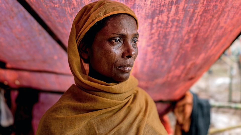 Muslimische Minderheit in Myanmar: Trauer. Wut. Entsetzen. All das liegt im Blick dieser Rohingya. Wie die meisten Frauen des muslimischen Volks trägt sie ein Kopftuch Trauer. Wut. Entsetzen. All das liegt im Blick dieser Rohingya. Wie die meisten Frauen des muslimischen Volks trägt sie ein Kopftuch