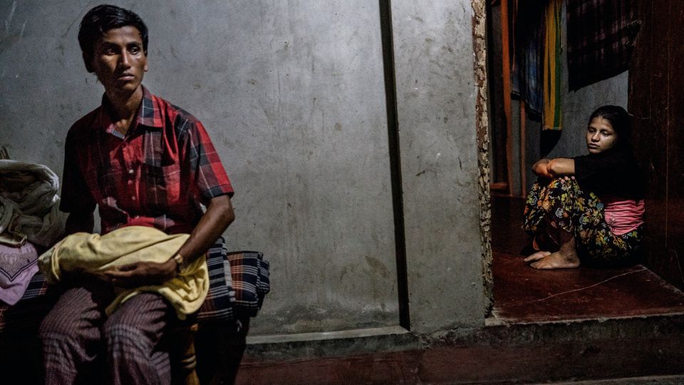 Muslimische Minderheit in Myanmar: Abdur Rahim und seine Frau Nasmin. In den Händen hält er ihr totes Kind Abdur Rahim und seine Frau Nasmin. In den Händen hält er ihr totes Kind