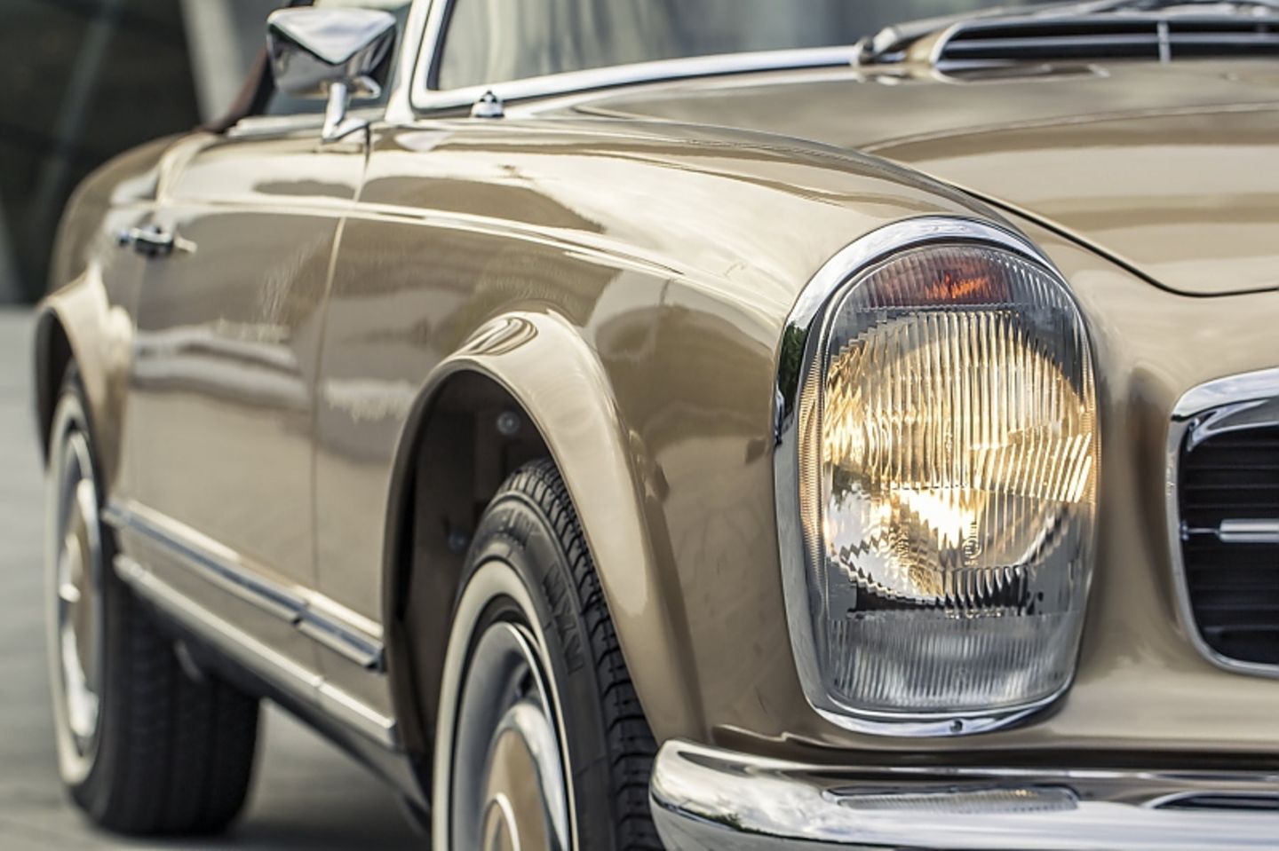 Mercedes 280 SL Pagode W 113 - die Frontleuchten sind mehr als überdimensioniert