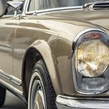 Mercedes 280 SL Pagode W 113 - die Frontleuchten sind mehr als überdimensioniert