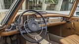 Das Cockpit des Mercedes 280 SL