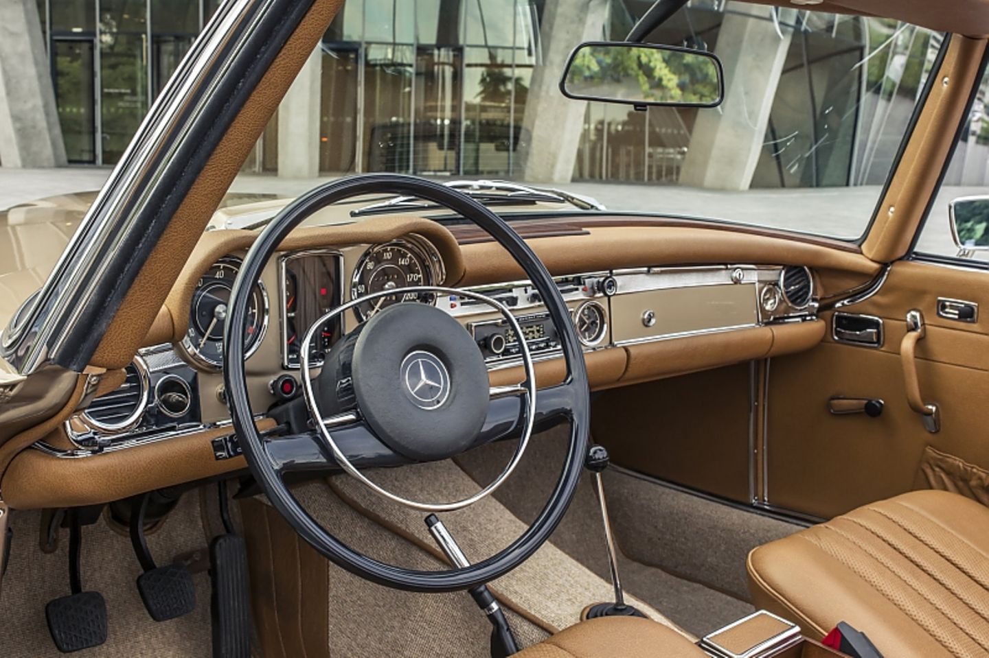 Das Cockpit des Mercedes 280 SL